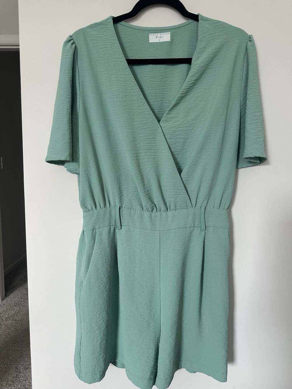 Style Haven Boutique Green Textured V-Neck Short Sleeve Romper with Pockets Size - Picture 1 of 4